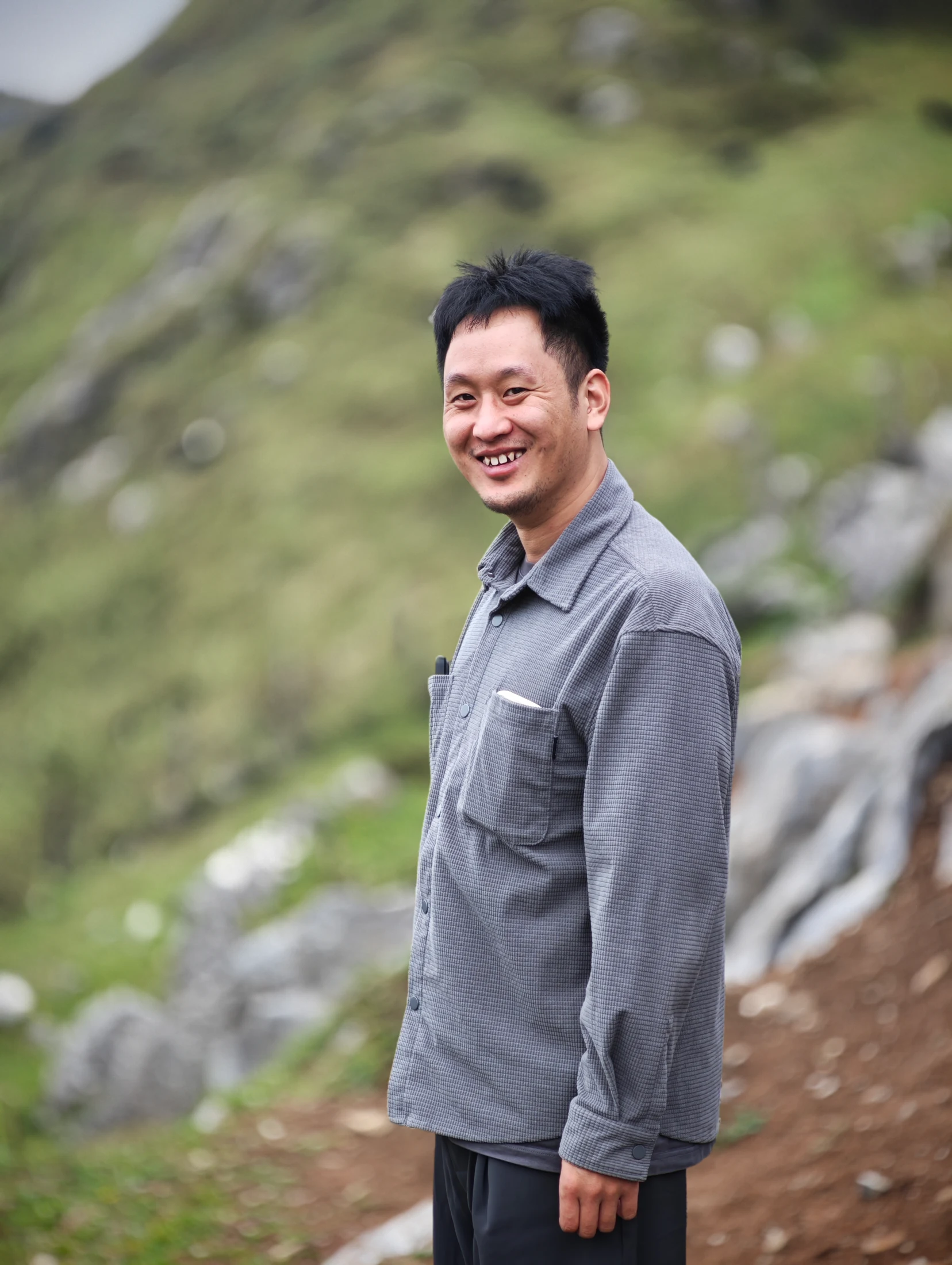 山间小路上的许旭祥，回头微笑