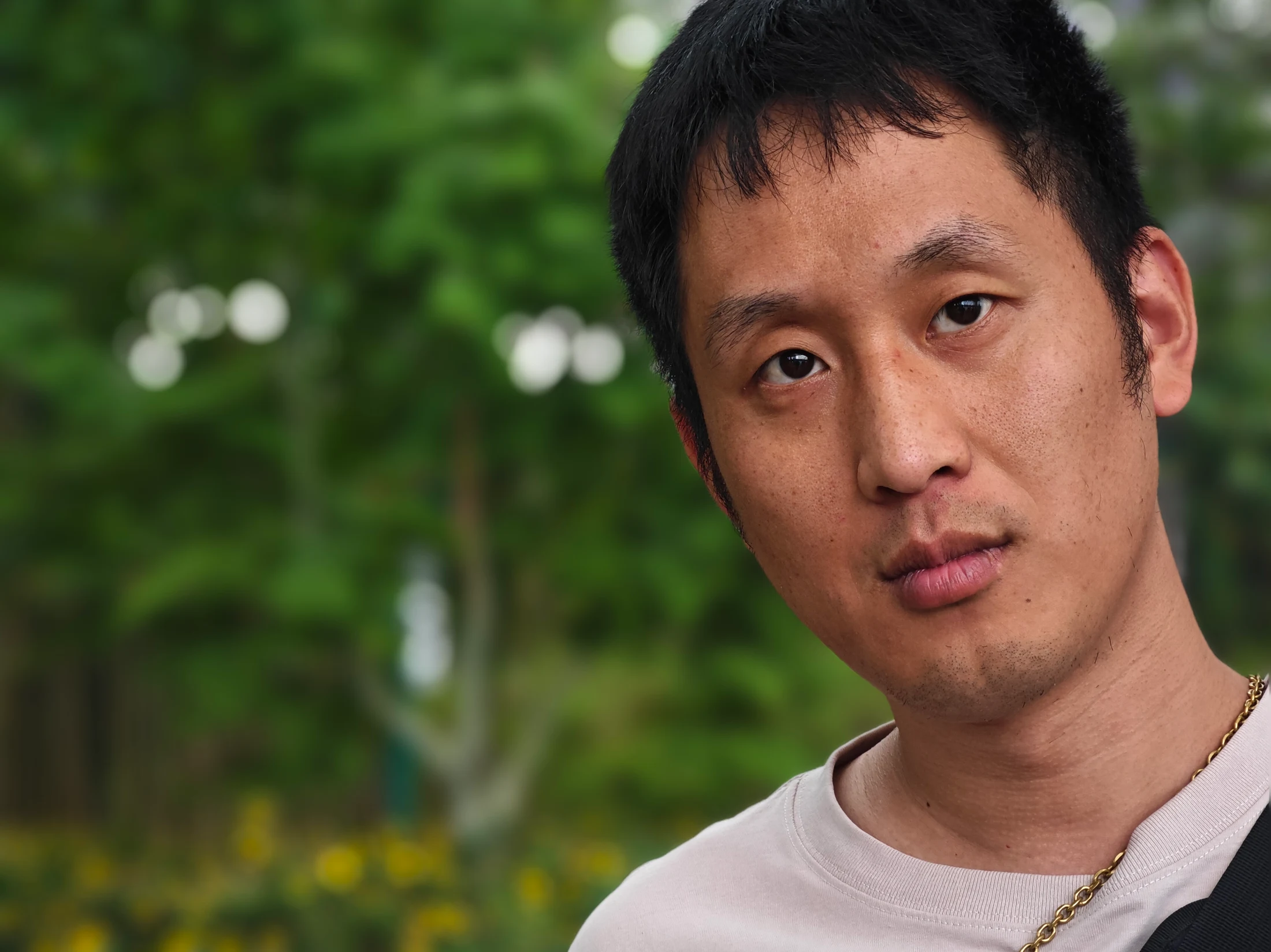 绿树映衬下的许旭祥近景人像