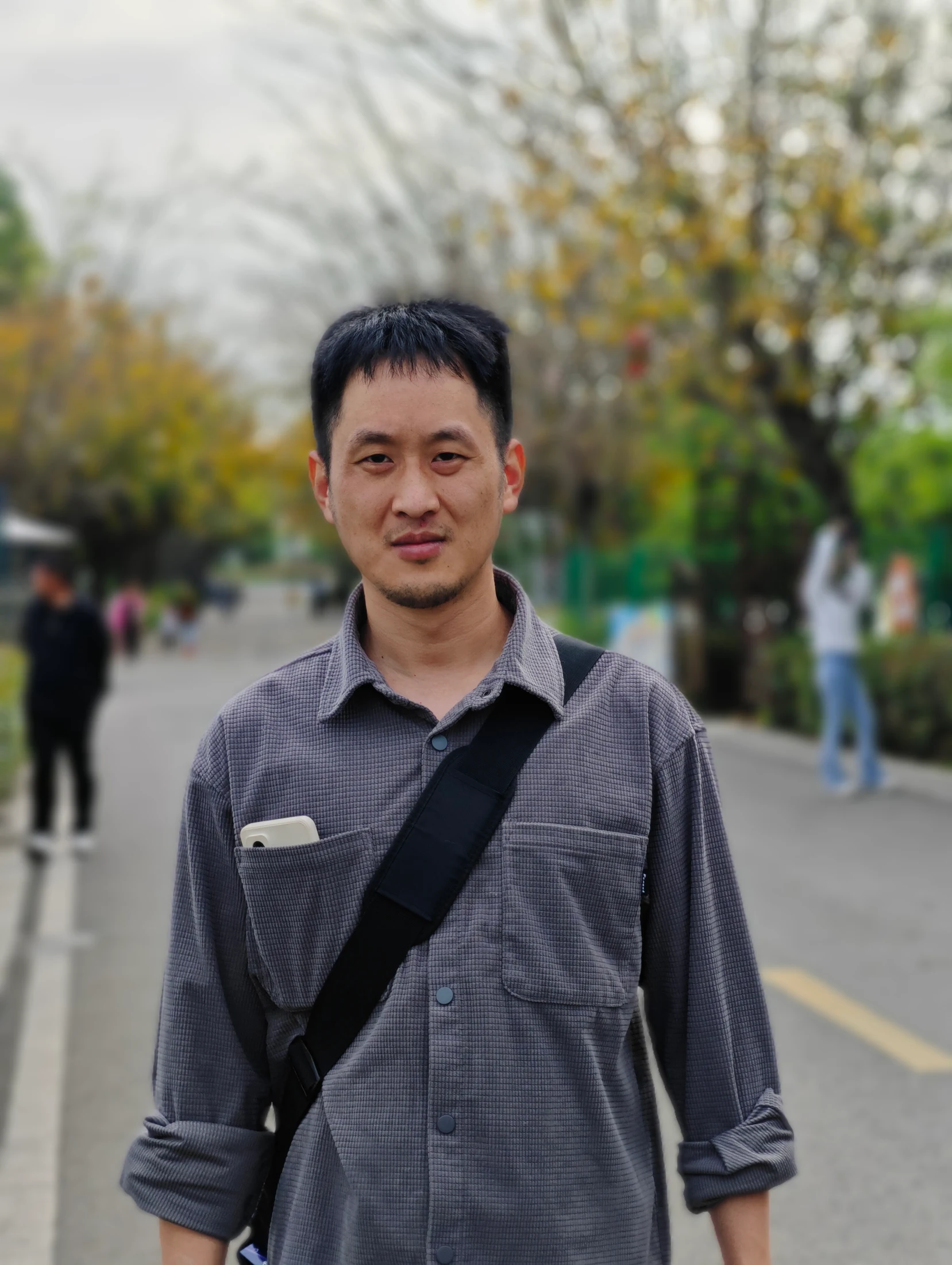 许旭祥走在树木环绕的小路上
