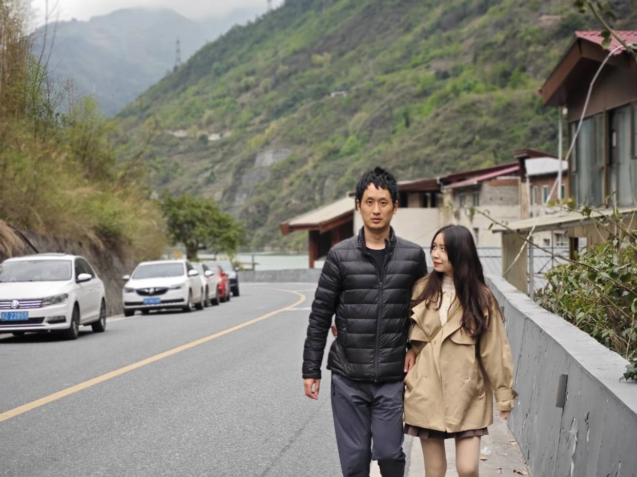 山间道路上的双人生活合影